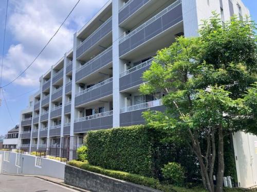 京浜急行線・横浜市営地下鉄ブルーライン上大岡駅まで徒歩13分。