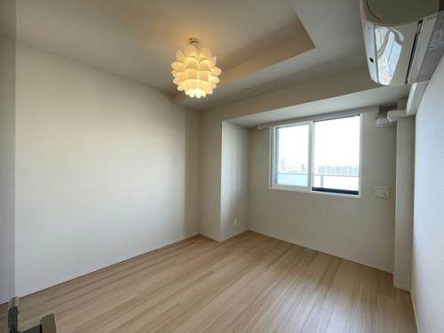 6.2帖の主寝室《寝室から抜けた眺望をお楽しみいただけます》