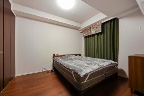 主寝室：6.3帖／容量のある収納、南向きの主寝室です