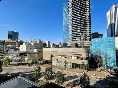 都会的ながら、通りの並木を望む開放的な眺望です