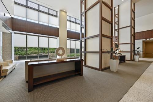 吹き抜けが開放的なエントランスロビー