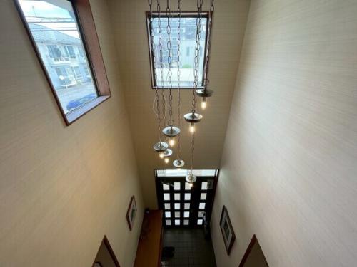 吹き抜け玄関ホールの窓から柔らかな陽が差し込みます
