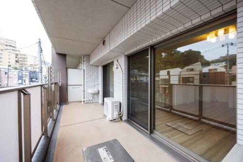 ゆったりとした広さの南向きバルコニー。掃除などに便利なスロップシンク付きです。