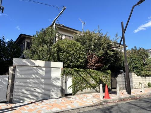 第二種低層住居専用地域内に存するため、周辺は閑静な住宅街が広がります。 第二種低層住居専用地域内に存するため、周辺は閑静な住宅街が広がります。