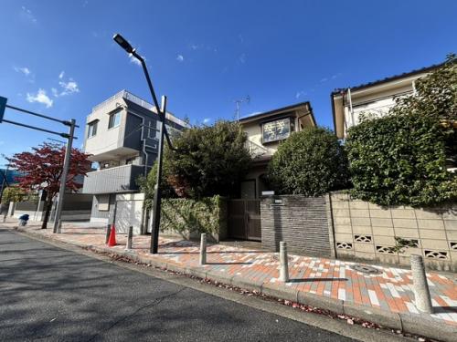 南東側道路接道。前面道路幅員約7.2m、間口約10.9m。 南東側道路接道。前面道路幅員約7.2m、間口約10.9m。