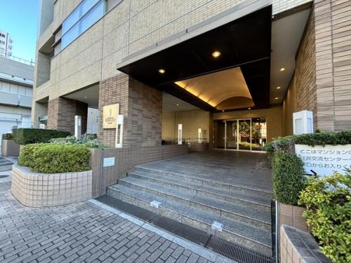 エントランスには、オートロックがございます。