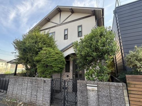 第一種低層住居専用地域内の閑静な住宅街。木造2階建・4LDKの間取りです。