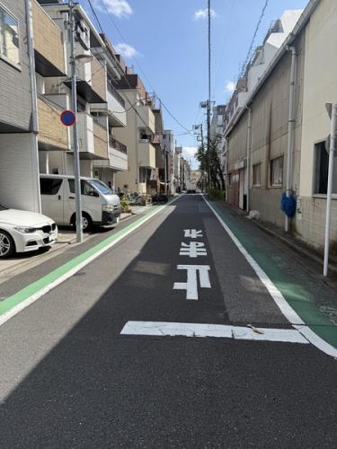 前面道路は幅員約6.1mの公道