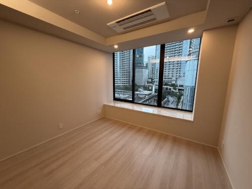お部屋は11階部分の北東向き住戸、1LDK+納戸の間取りです。
