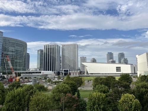 バルコニーやお部屋からは「高島中央公園」の緑溢れる開放感のある眺望が広がります