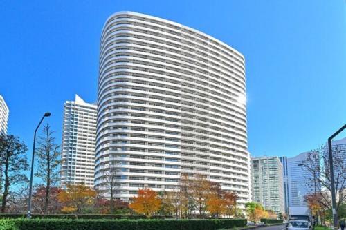 鹿島建設施工、オーバル型が特徴的な、地上30階建ての免震タワーレジデンス。