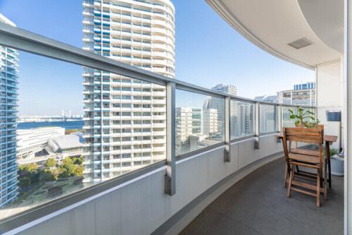 バルコニー壁面が透明なため、室内からも開放感のある眺望を楽しむことができます。