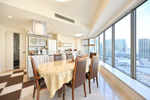 開口部が広く、開放感あるLD。窓には断熱性の高いペアガラスが用いられています。