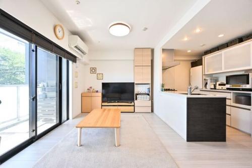 ・南東向きのバルコニーから明るい光が差し込むリビング