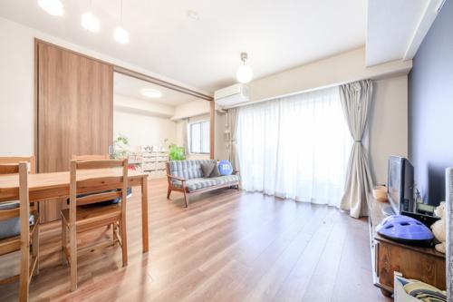 洋室と一体利用できる開放的な約11.2帖のLD。床暖房付。