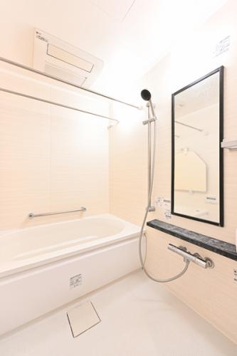 1418サイズ、フルオートバス、浴室乾燥機用の竿が2本かけられ便利です。