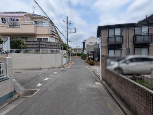 西側前面道路