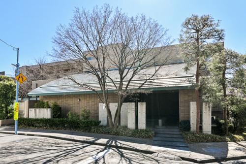 緑豊かな松ノ木に位置する低層マンション