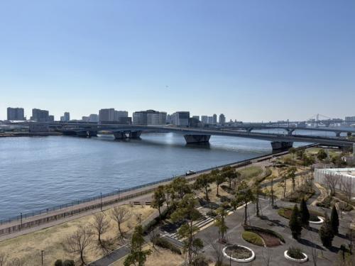 バルコニーからはレインボブリッジを望む（天候によります）