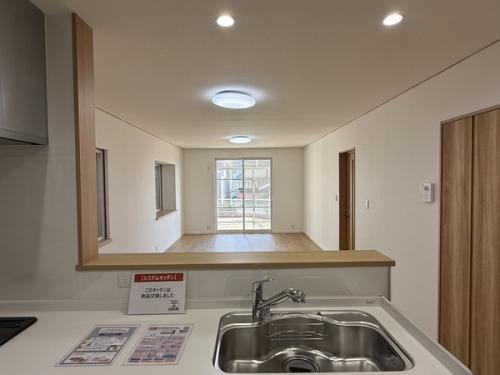 キッチンからリビング