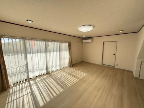 約18帖のリビング写真です。2025年6月リフォーム済み。