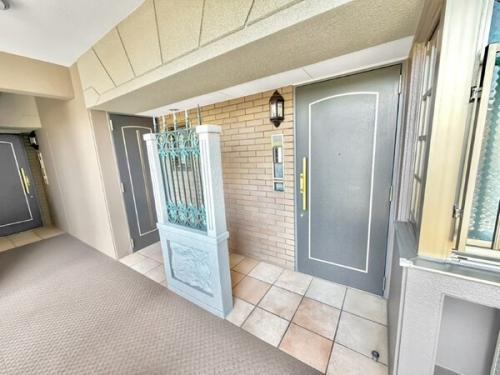 玄関ポーチです。玄関とは別に、キッチンの勝手口から出ることも出来ます。