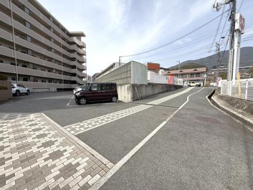 マンションへの進入路