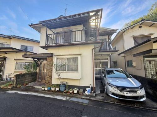 現地土地写真です。契約後、売主様にて建物を解体し、更地の状態でお引き渡しします。