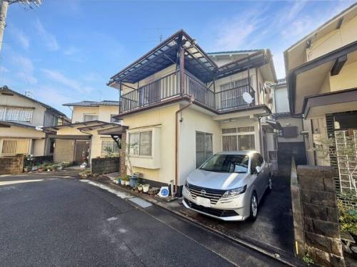 現地土地写真です。契約後、売主様にて建物を解体し、更地の状態でお引き渡しします。