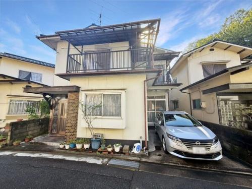 現地土地写真です。契約後、売主様にて建物を解体し、更地の状態でお引き渡しします。