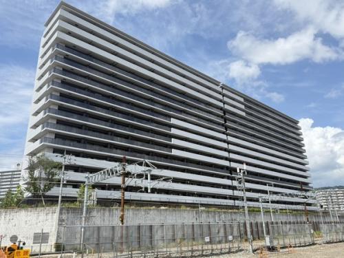 現地外観写真です。2021年２月築のマンションです。