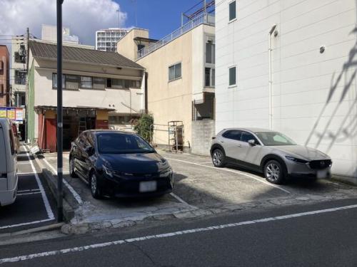 南側前面道路から撮影した現地土地写真です。対象不動産は、北・南の両面道路です。