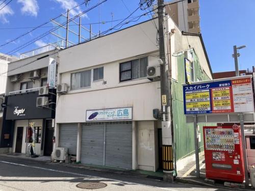 北側前面道路から撮影した現地土地写真です。対象不動産は、北・南の両面道路です。