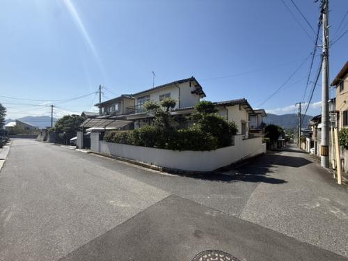 現地土地写真です。日当たり良好、南東角地。解体更地渡し。 現地土地写真です。日当たり良好、南東角地。解体更地渡し。