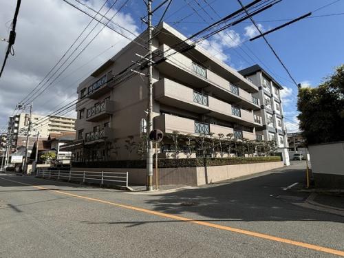 1996年築、総戸数13戸、三菱地所分譲のマンション