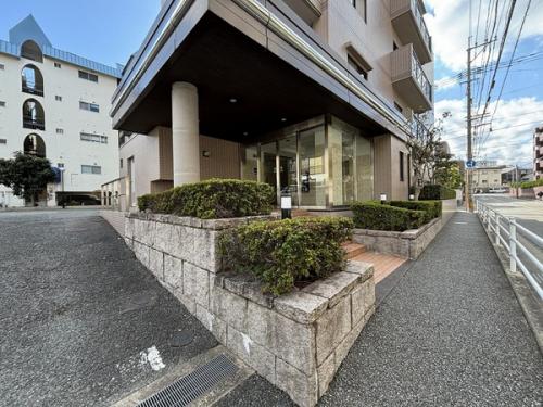 視認性が良く明るく管理されたエントランス
