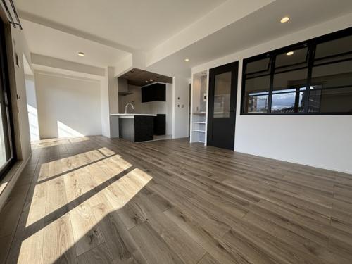 南西向きの明るく開放的なリビング・ダイニングスペースで床暖房が敷設されています