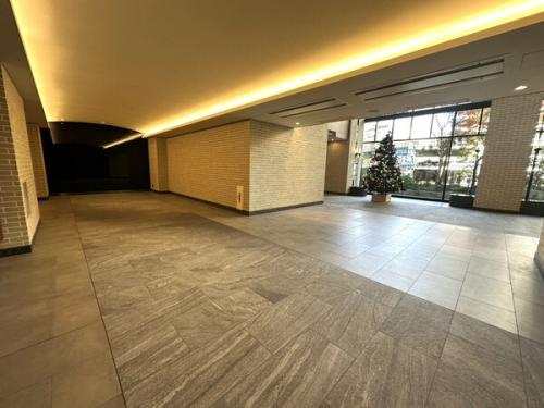 ゆとりのある高級感のあるエントランス。