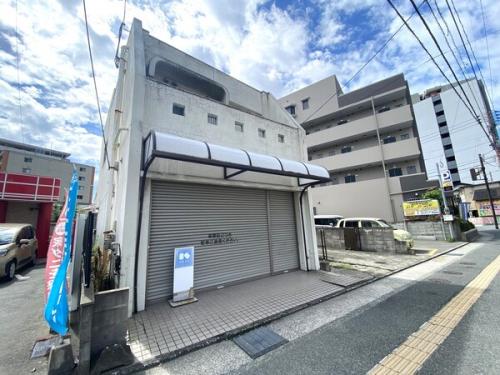 視認性良好な県道607号線沿い。