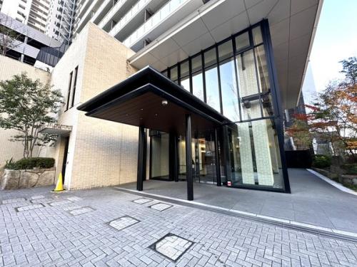 重厚感があり、手入れが行き届いたエントランス。