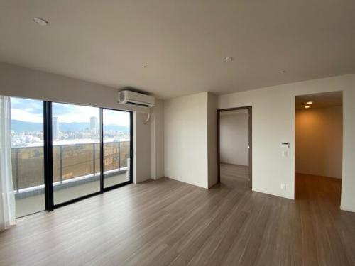 南側バルコニーのリビング。お部屋は東南角住戸です。