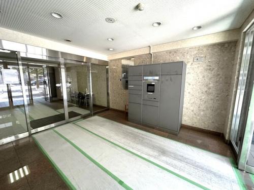 宅配ボックスも設置されております。