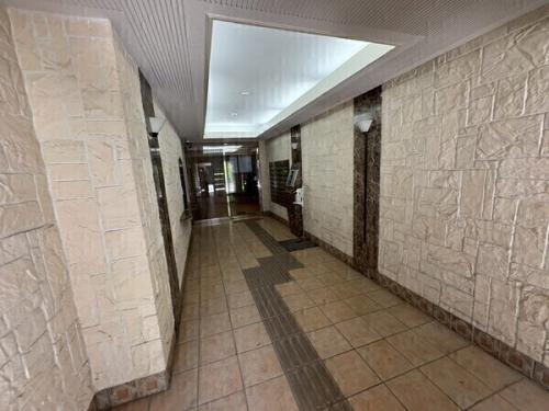 落ち着いたエントランスにはオートロックが設置されています。