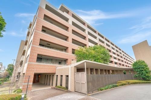 閑静な住宅街に佇む「藤和不動産」、「野村不動産」分譲の大規模マンション