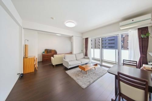 地上4階部分・西向き住戸です。(家具・調度品等は販売対象に含まれません)