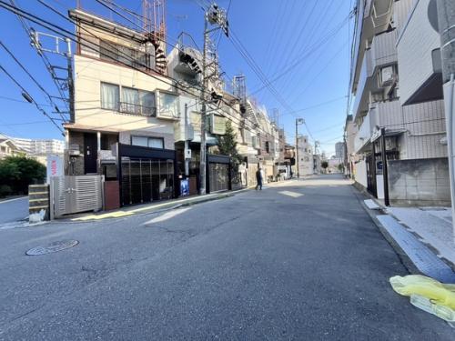 西側公道の様子です。