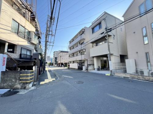 西側公道　幅員が約8.0mあり、車の通行もスムーズです。