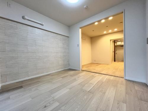 バルコニー側からのリビングの様子です。