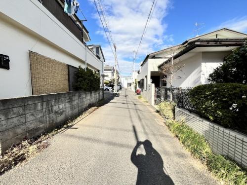 南西側からの前面道路の様子です。