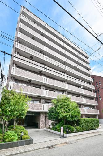 1998年7月築、地上10階建のマンション。対象住戸は9階部分、南向き住戸。